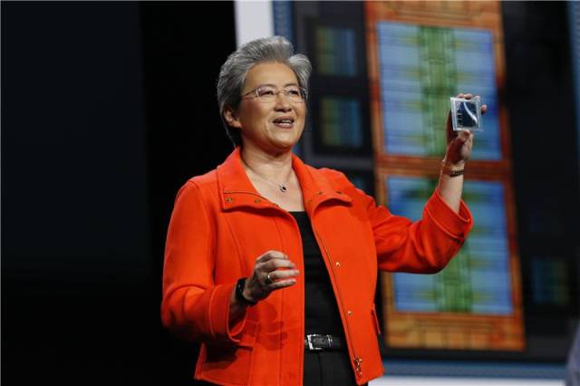 리사 수 AMD CEO가 12일(현지 시간) 미 산호세 컨벤션센터에서 개최한 '어드밴싱 AI 2025'에서 MI350X 시리즈 칩셋을 들어보이고 있다. 사진제공=AMD