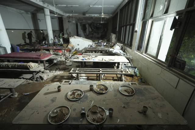 인도 구자라트주 아메바드에서 추락한 여객기가 충돌한 건물 내부 식당의 모습. AP연합뉴스