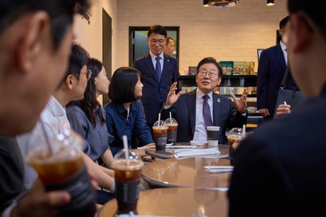 이재명 대통령이 지난 10일 서울 용산 대통령실 청사 직원 식당에서 점심 식사를 한 뒤 구내 매점에서 출입기자들과 즉석 차담을 하고 있다. 연합뉴스