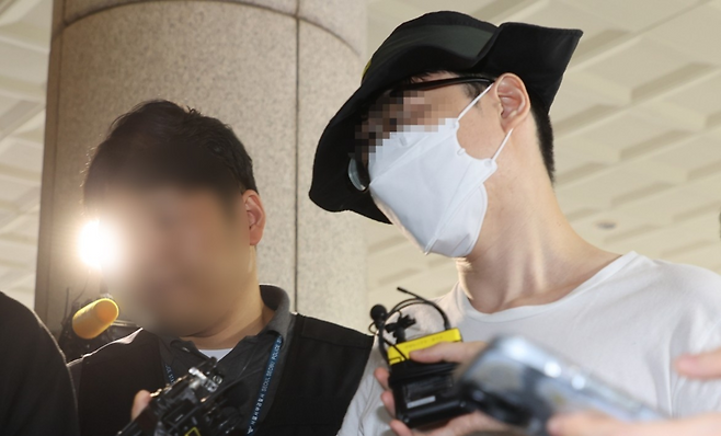 서울 은평구의 한 아파트에서 이웃 주민에게 장검을 휘둘러 살해한 혐의를 받는 30대 남성 백아무개씨가 2024년 8월1일 구속 전 피의자 심문(영장실질심사)을 받기 위해 서울 마포구 서울서부지법으로 들어서고 있다. ⓒ연합뉴스