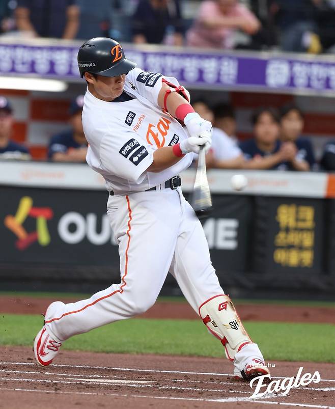 한화 노시환이 12일 대전 한화생명볼파크에서 열린 두산전에서 1회말 두산 선발투수 잭 로그를 상대로 2점 홈런을 터트리고 있다. 사진제공｜한화 이글스