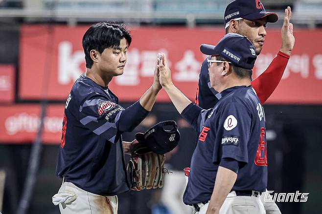 12일 수원 KT전을 마치고 롯데 손호영과 하이파이브하는 김태형 감독. 롯데 자이언츠 제공