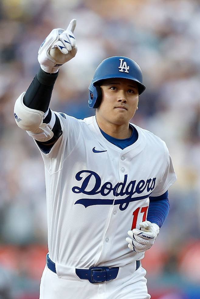 LA 다저스 오타니가 지난달 31일 뉴욕 양키스전에서 홈런을 친 뒤 손을 들어보이고 있다. Getty Images코리아