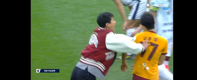 이정효 광주 감독(왼쪽)이 지난 5월 5일 광주월드컵경기장에서 열린 K리그1 김천 상무전에서 하프타임 오후성을 강하게 밀치고 있다. 쿠팡플레이 중계장면 캡처