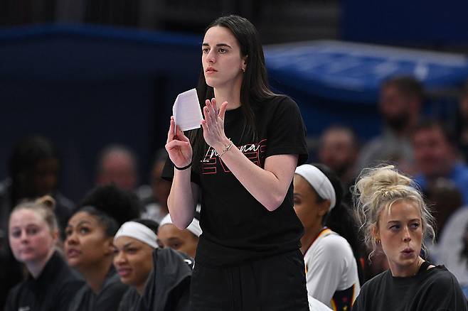 인디애나 케이틀린 클라크가 8일 WNBA 시카고 스카이전에서 벤치에서 동료들을 응원하고 있다. Getty Images코리아