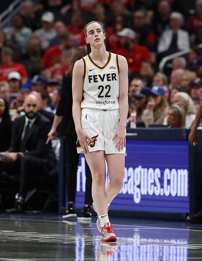 인디애나 케이틀린 클라크가 지난달 25일 뉴욕 리버티전에서 실책 후 아쉬운 표정을 짓고 있다. Getty Images코리아