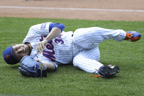 뉴욕 메츠 센가 고다이가 13일 워싱턴전에서 6회초 수비 중 1루 베이스 커버를 들어가 소구를 받다 햄스트링 부상으로 넘어져 고통스러워하고 있다. AP연합뉴스