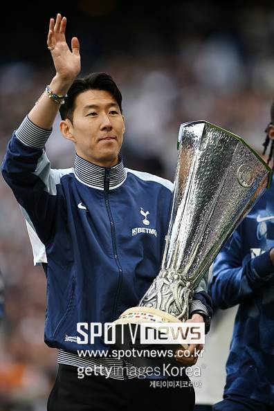 ▲ 축구계에서 높은 공신력을 자랑하는 디 애슬레틱에 따르면 측면 공격수는 26세에 전성기를 맞고 30세가 넘으면 수비수를 '제칠 수 있는' 능력이 급감한다. 1992년 7월생으로 차기 시즌 서른세 살을 맞는 손흥민의 경우, 윙어로서 전망은 사실 불투명한 셈이다. 실제 그는 지난해 36경기 17골을 쓸어 담았지만 올 시즌 46경기 11골로 주춤했고 90분당 태클 성공 수 역시 하위 42%에 머물러 하향세가 완연했다.&nbsp;높은 점유율과 고도로 정교한 롱패스를 끊임없이 전방으로 배달해 전개하는 활발한 역습, 잦은 스위칭 플레이를 강조하는 '프랑크표 축구'에서 손흥민보다 젊고 활동량이 왕성한 도미닉 솔란케, 윌송 오도베르, 마티스 텔 등의 중용 가능성이 더 크다는 전망이 현지에서 꾸준히 제기되는 배경이다.