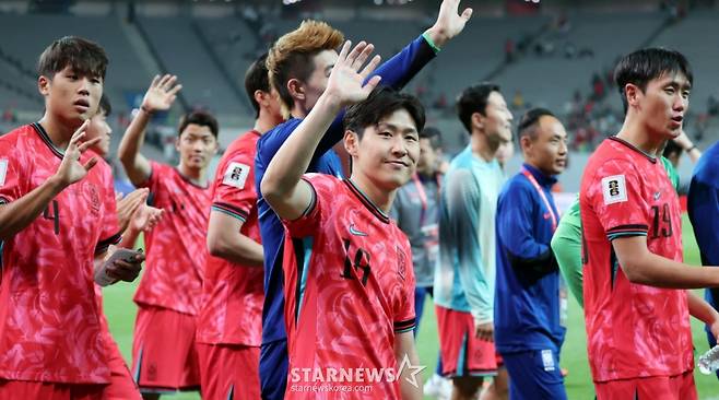 이강인이 10일 서울월드컵경기장에서 북중미월드컵 최종예선 마지막 경기인 쿠웨이트전에서 승리한 후 월드컵11연속 본선진출을 축하하기위해 그라운드를 돌고 있다. /사진=강영조 선임기자