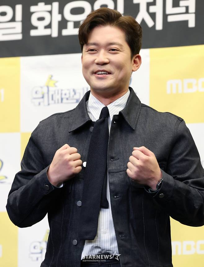 (서울=뉴스1) 권현진 기자 = 방송인 김대호가 8일 오후 서울 마포구 상암동 스탠포드호텔에서 열린 MBC every1 '위대한 가이드2' 제작발표회에 참석해 포즈를 취하고 있다. '위대한 가이드2'는 한국 거주 N년차 대한외국인이 가이드가 되어 모국을 방문하는 여행자들에게 현지인만이 아는 스팟들을 알려주는 여행 리얼리티 프로그램이다. 2025.4.8/뉴스1 Copyright (C) 뉴스1. All rights reserved. 무단 전재 및 재배포, AI학습 이용 금지. /사진=(서울=뉴스1) 권현진 기자