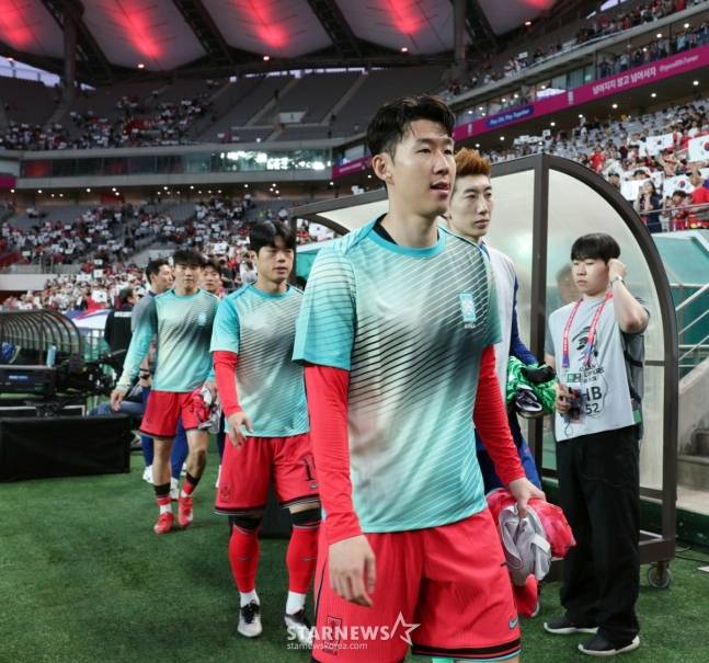 벤치로 향하는 손흥민. /사진=강영조 선임기자