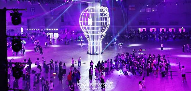 13일 경기 고양시 킨텍스 전시장에서 방탄소년단과 아미의 축제 'BTS FESTA'가 열린 가운데 한국과 글로벌 팬들이 오프라인 행사를 즐기고 있다. /2025.06.13 /사진=김휘선 hwijpg@