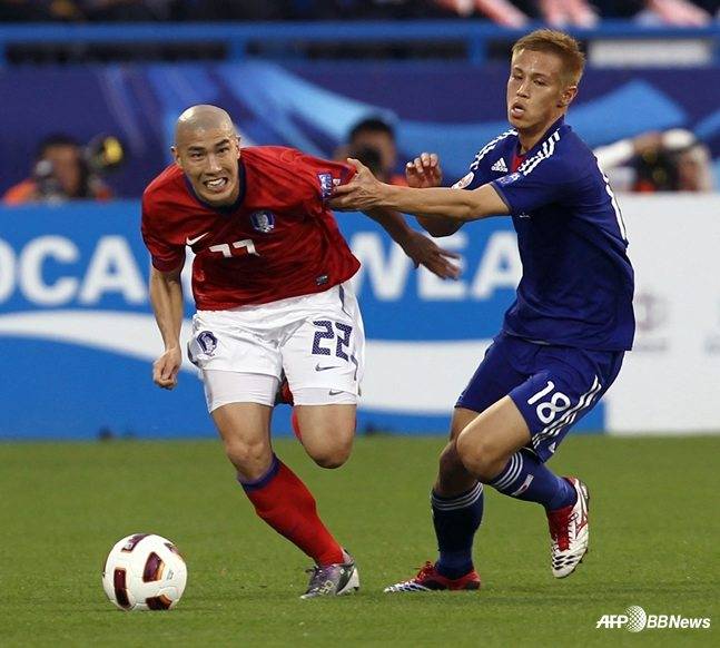 2011 아시안컵 4강 당시 혼다(오른쪽)와 차두리 현 화성FC 감독. /AFPBBNews=뉴스1