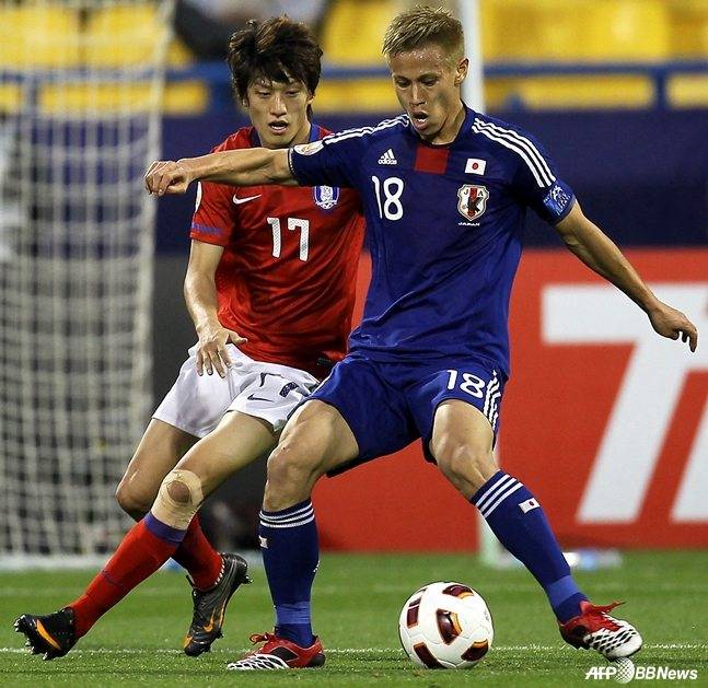 이청용(왼쪽)과 혼다가 2011 아시안컵 4강 경기서 몸싸움을 벌이고 있다. /AFPBBNews=뉴스1