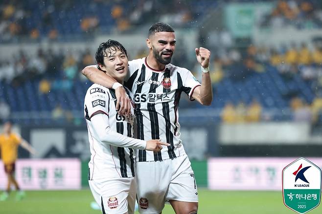 정승원(왼쪽)과 둑스. /사진=한국프로축구연맹 제공