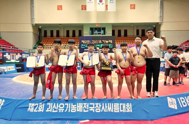 괴산유기농배전국장사씨름대회 우승을 차지한 교방초. /사진=대한씨름협회 제공