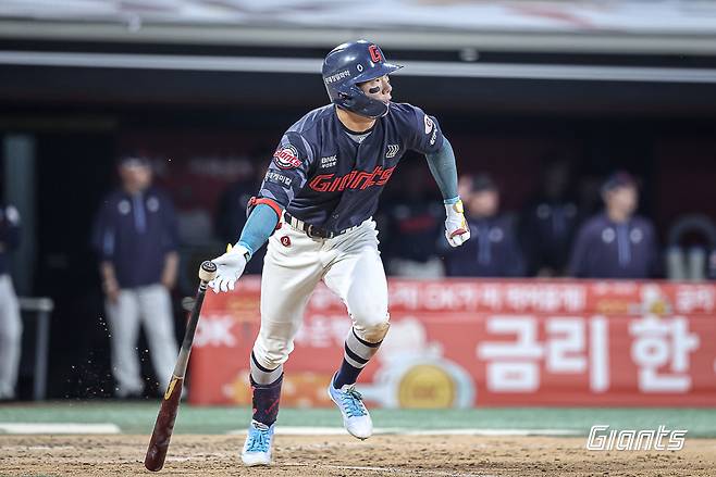 롯데 자이언츠는 12일 수원 케이티위즈파크에서 열린 '2025 신한 SOL Bank KBO리그' KT와의 원정경기에서 연장 10회 승부 끝 12-7 승리를 거뒀다. 이틀 연속 역전승을 거둔 롯데는 2연승을 내달리며 시즌 전적 36승3무29패로 3위 자리를 지켰으나, 10회초 장두성의 부상으로 시름이 깊어졌다. 롯데 자이언츠