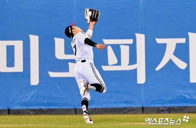 26일 오후 서울 송파구 잠실야구장에서 열린 '2025 신한 SOL Bank KBO리그' 한화 이글스와 LG 트윈스의 경기, 5회초 LG 박해민이 한화 황영묵의 타구를 잡아내고 있다. 엑스포츠뉴스DB