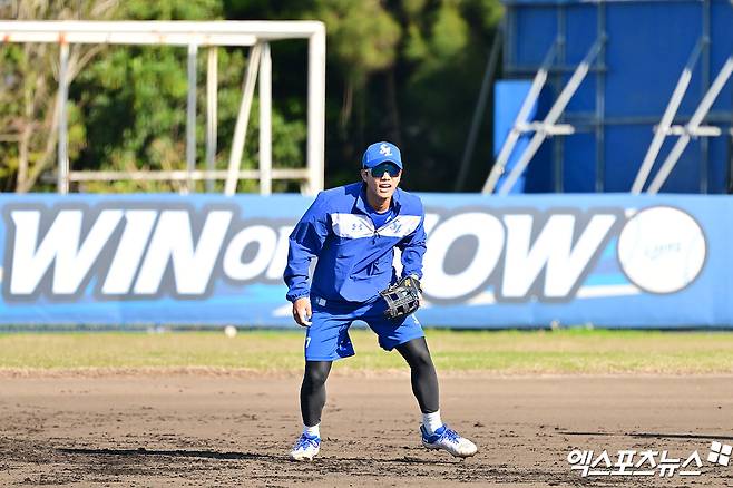 삼성 라이온즈 유격수 이재현이 올해 스프링캠프에서 수비 훈련에 나서 펑고를 받고 있다. 엑스포츠뉴스 DB