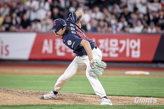 12일 수원 케이티위즈파크에서 열린 '2025 신한 SOL Bank KBO리그' 롯데 자이언츠와 KT 위즈의 경기, 롯데가 연장 10회 끝 12-7 승리를 거두며 위닝시리즈를 달성했다. 롯데 정철원은 2이닝 무사사구 1피안타 3탈삼진 무실점으로 팀 승리에 발판을 마련했다. 롯데 자이언츠