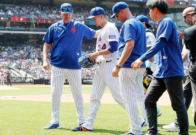 뉴욕 메츠에서 활약 중인 일본 출신의 우완투수 센가 고다이가 13일 미국 뉴욕주 플러싱의 시티필드에서 열린 2025 미국프로야구 메이저리그(MLB) 워싱턴 내셔널스와의 홈경기에 선발 등판했다. 5⅔이닝 1피안타 1볼넷 5탈삼진 무실점으로 호투를 펼쳤지만, 6회초 1사에서 수비 도중 햄스트링 부상을 당했다. 15일짜리 부상자 명단에 등재됐으며, 14일 MRI 검진을 받을 예정이다. AFP 연합뉴스