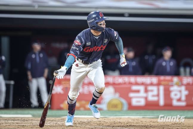 롯데 자이언츠 외야수 장두성이 13일 오후 화홍병원에서 퇴원했다. 지난 12일 수원 KT 위즈전에서 경기 중 견제구에 옆구리를 맞아 폐 출혈로 이어졌던 가운데 다행히 빠른 회복세를 보이고 있다. 사진 롯데 자이언츠