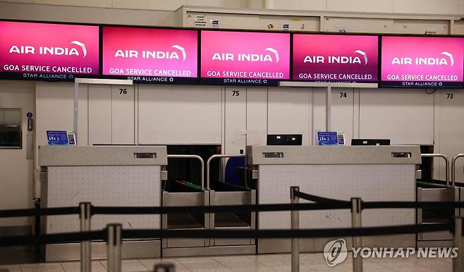 12일(현지시간) 개트윅 공항의 에어인디아 체크인 데스크 [AFP 연합뉴스]