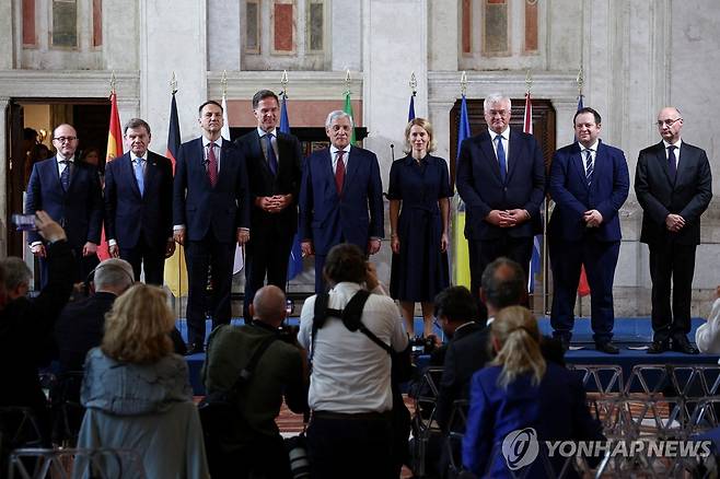 '바이마르+ 그룹' 참석자들 기념 촬영 (로마 로이터=연합뉴스) 12일(현지시간) 이탈리아 상원 의사당인 로마 시내 마다마 궁전에서 열린 '바이마르+ 그룹' 외무장관회의 참석자들이 기념 촬영을 하고 있다. 왼쪽부터 디에고 마르티네스 벨리오 스페인 글로벌외교차관, 요한 바데풀 독일 외무장관, 라도스와프 시코르스키 폴란드 외무장관, 마르크 뤼터 나토 사무총장, 안토니오 타야니 이탈리아 외무장관, 카야 칼라스 EU 외교안보 고위대표, 안드리 시비하 우크라이나 외무장관, 스티븐 도허티 영국 외무부 유럽·북미 담당 국무상, 프레데릭 몬돌로니 프랑스 외무부 정치·안보국장. 2025.06.12 photo@yna.co.kr