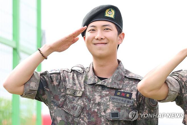 BTS RM, 감격의 전역 (춘천=연합뉴스) 진연수 기자 = 육군 현역 복무를 마치고 만기 전역한 그룹 방탄소년단(BTS) RM이 10일 강원 춘천시 신북읍체육공원에서 취재진을 향해 거수경례하고 있다. 2025.6.10 jin90@yna.co.kr