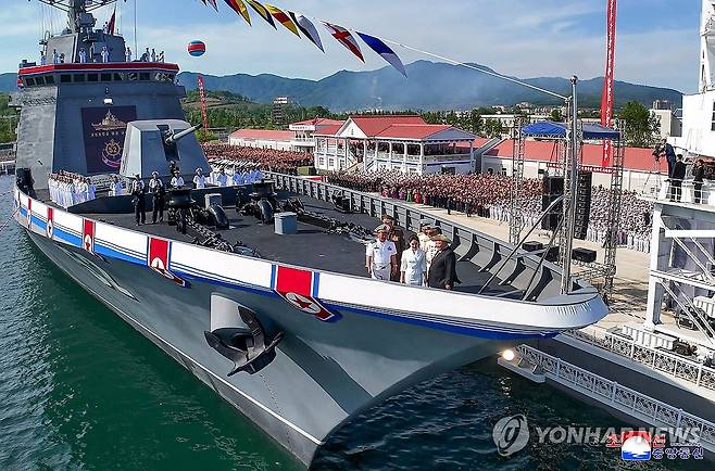 北, 좌초했던 구축함 '강건호' 진수… 김정은 참석 ( 평양 조선중앙통신=연합뉴스) 북한이 지난달 21일 진수식 도중 넘어져 좌초한 신형 5천t급 구축함을 수리해 진수식을 했다. 조선중앙통신은 13일 "조선인민군해군 구축함 진수기념식이 6월 12일에 라진조선소에서 진행됐다"고 보도했다. 노동당 중앙군사위원회의 명령에 따라 이 함정의 함급은 지난 4월 진수한 '최현급'이라고 밝혀 5천t급 구축함임을 확인했고 함명은 '강건호'로 명명됐다. 2025.6.13 
    [국내에서만 사용가능. 재배포 금지. For Use Only in the Republic of Korea. No Redistribution] nkphoto@yna.co.kr