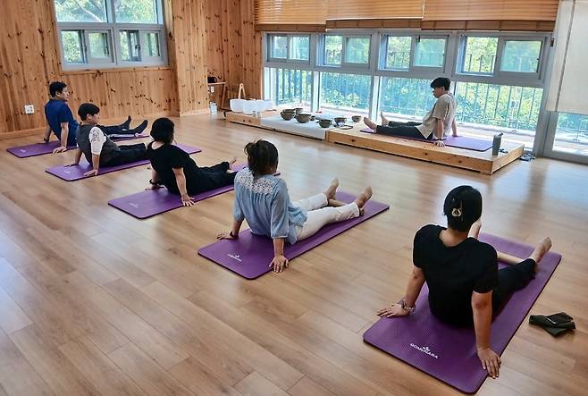 산림복지시설서 소도구 운동 산림치유 프로그램 체험하는 건강보험 가입자 [한국산림복지진흥원 제공. 재판매 및 DB 금지]