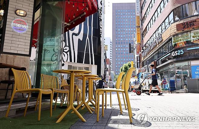 장기 불황에 대출로 버틴다…숙박·음식점업 대출 90조원 넘어 (서울=연합뉴스) 윤동진 기자 = 내수 경기 침체가 장기화하는 가운데 대표적인 내수 업종인 숙박·음식점업의 금융권 대출액이 90조원을 넘어섰다. 사진은 이날 서울의 한 식당가. 2025.6.12 mon@yna.co.kr