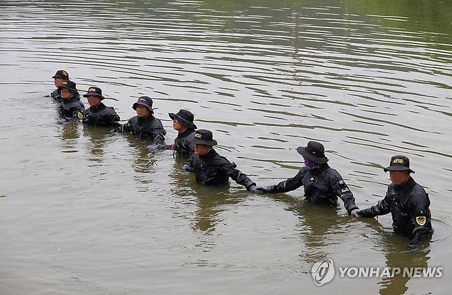 대구 스토킹 살해범 찾아 청주 저수지 수중 수색 (청주=연합뉴스) 이성민 기자 = 대구 스토킹 살해범에 대한 추적이 나흘째 이어지고 있는 가운데, 경찰이 그가 잠적한 야산 인근에 위치한 충북 청주시 강내면의 한 저수지에서 13일 오후 수중 수색 작업을 진행하고 있다. 2025.6.13 chase_arete@yna.co.kr