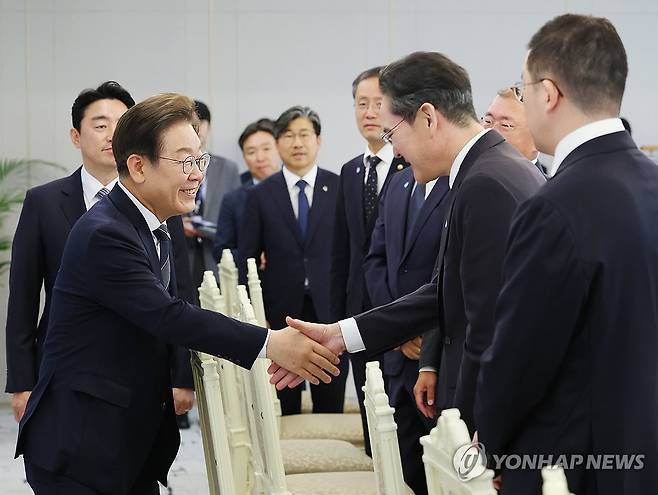 이재명 대통령, 이재용 삼성전자 회장과 인사 (서울=연합뉴스) 홍해인 기자 = 이재명 대통령이 13일 서울 용산 대통령실에서 열린 6경제단체·기업인 간담회에서 이재용 삼성전자 회장과 악수하고 있다. 2025.6.13 [대통령실통신사진기자단] hihong@yna.co.kr