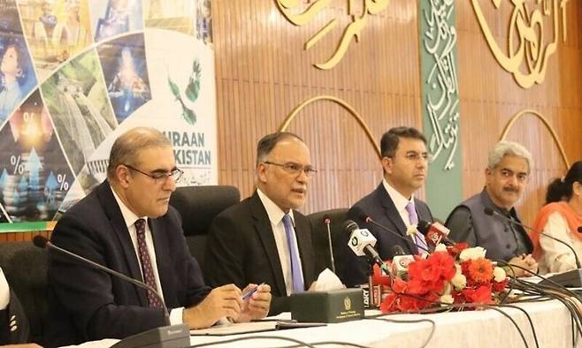 12일 기자회견하는 아샨 이크발 파키스탄 기획부 장관(왼쪽서 두번째) [파키스탄 일단 돈 캡처. 재판매 및 DB 금지]