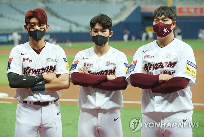 선전 다짐하는 키움의 국가대표들 (서울=연합뉴스) 김도훈 기자 = 2020 도쿄올림픽 야구대표팀에 명단을 올린 키움 히어로즈의 이정후(왼쪽부터), 김혜성, 조상우가 16일 서울 고척스카이돔에서 열린 2021 프로야구 경기 시작 전 포즈를 취하고 있다. 2021.6.16 superdoo82@yna.co.kr