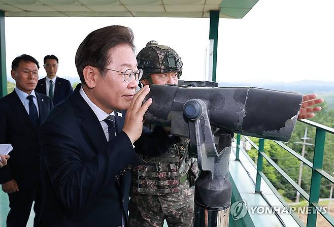 북측 보는 이재명 대통령 (연천=연합뉴스) 홍해인 기자 = 이재명 대통령이 13일 경기도 연천군 육군 25사단 비룡전망대에서 망원경으로 북측 지역을 보고 있다. 2025.6.13 hihong@yna.co.kr