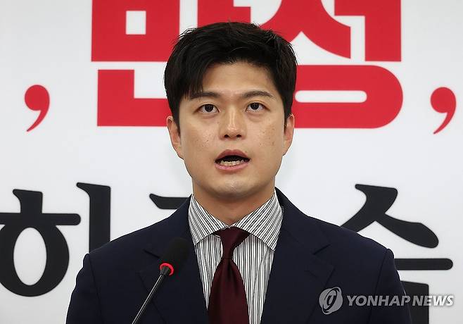 입장 발표하는 김용태 비대위원장 (서울=연합뉴스) 김주형 기자 = 국민의힘 김용태 비상대책위원장이 13일 국회에서 수원지법 대북 송금 재판 관련 입장 발표를 하고 있다. 2025.6.13 kjhpress@yna.co.kr