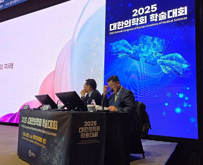 2025 대한의학회 학술대회 (서울=연합뉴스) 권지현 기자 = 13일 서울 서초구 플렌티컨벤션에서 2025 대한의학회 학술대회가 진행되고 있다. 2025.6.13. fat@yna.co.kr