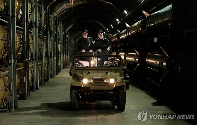 올해 1월 지하 미사일기지 살펴보는 살라미(왼쪽) [EPA 연합뉴스 자료사진]