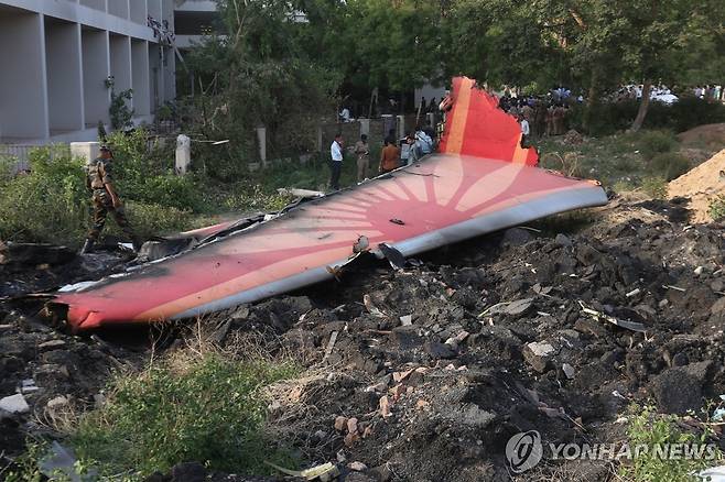사고 현장서 발견된 여객기 꼬리 부분 [UPI 통신 연합뉴스. 재판매 및 DB 금지]