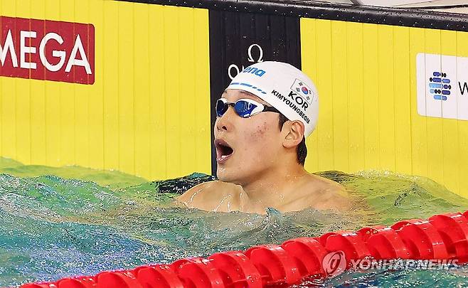 기록 확인하는 김영범 [연합뉴스 자료사진]