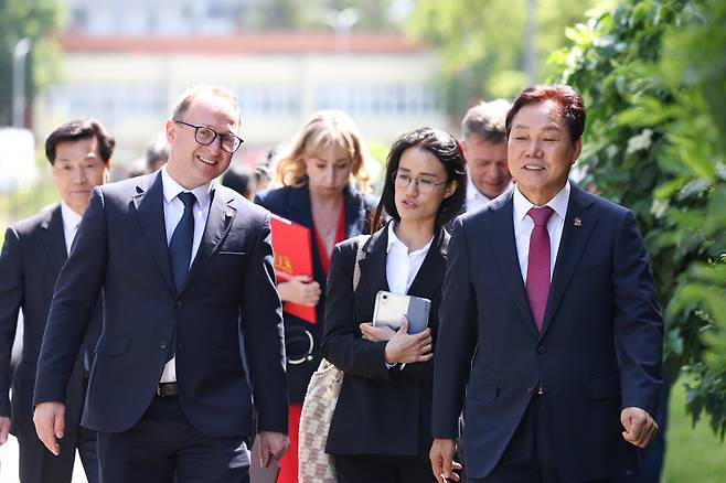 폴란드 포모르스키에주 방문한 박완수 경남지사    (창원=연합뉴스) 박완수 경남지사가 13일 오전(현지시간), 폴란드 포모르스키에주를 공식 방문해 마르친 스퀴에라프스키(Marcin Skwierawski) 부총리와 환담하고 있다. 2025.6.13 [경남도 제공. 재판매 및 DB 금지]
