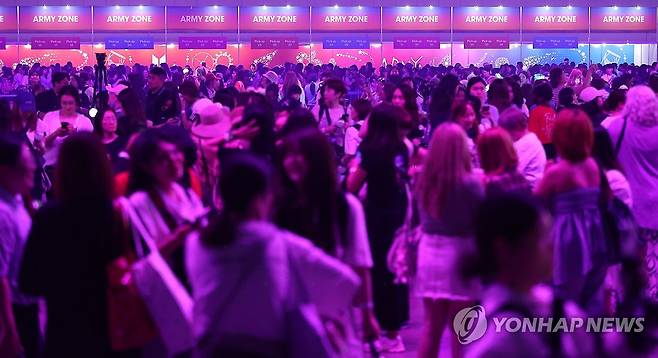 보랏빛 'BTS 페스타' (고양=연합뉴스) 강민지 기자 = 13일 경기 고양시 일산서구 킨텍스에서 방탄소년단 데뷔 12주년 기념 축제 '2025 BTS 페스타'(2025 BTS FESTA)가 열리고 있다. 2025.6.13 mjkang@yna.co.kr