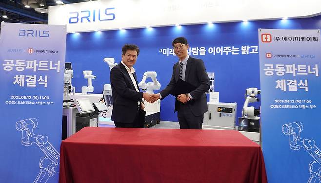 ▲ 브릴스와 에이치케이텍이 13일 자동차 생산 로봇 솔루션 개발 및 로봇 공급 확대를 위한 공동파트너십을 체결했다. 이해준 에이치케이텍 대표이사(왼쪽)와 전진 브릴스 대표이사가 기념촬영을 하고 있다. /사진제공=브릴스