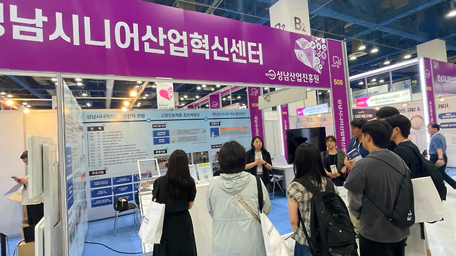▲ '2025 홈케어·재활·복지 전시회(Reha·homecare 2025)'에 성남시니어산업혁신센터와 성남시 시니어산업 관련 기업 14개 사가 참가한 공동관 모습. /사진제공=성남산업진흥원