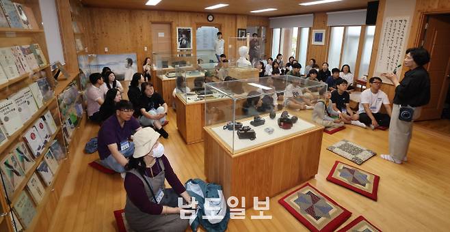 한강 작가의 부친인 한승원 소설가가 운영하는 문화학교인 '한승원 문화학교'에 방문한 참가자들이 해설사의 설명을 듣고 있다. /임문철 기자 35mm@namdonews.com