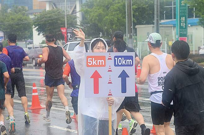 위아런 회원들은 마라톤 코스 곳곳에서 자원봉사 활동을 펼쳤다. /임창희 기자