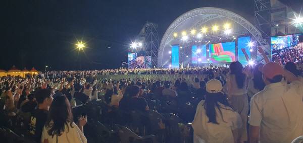 2025 칠포재즈페스티벌이 14일 오후 4시 포항시 북구 칠포해수욕장 상설무대에서 개막했다. 공연을 관람하는 관객들. 황영우 기자