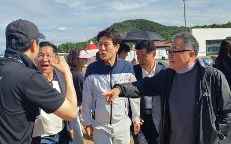 2025 칠포재즈페스티벌이 14일 오후 4시 포항시 북구 칠포해수욕장 상설무대에서 개막했다. 황인찬 (사)칠포재즈축제위원장(오른쪽 첫번째)이 이강덕 포항시장, 이상휘 국회의원, 김일만 포항시의회 의장과 현장을 점검하고 있다. 황영우 기자